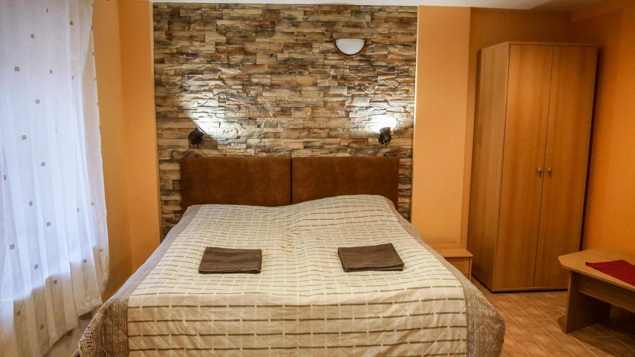 Penzion Na Hradbach Louny Luaran gambar