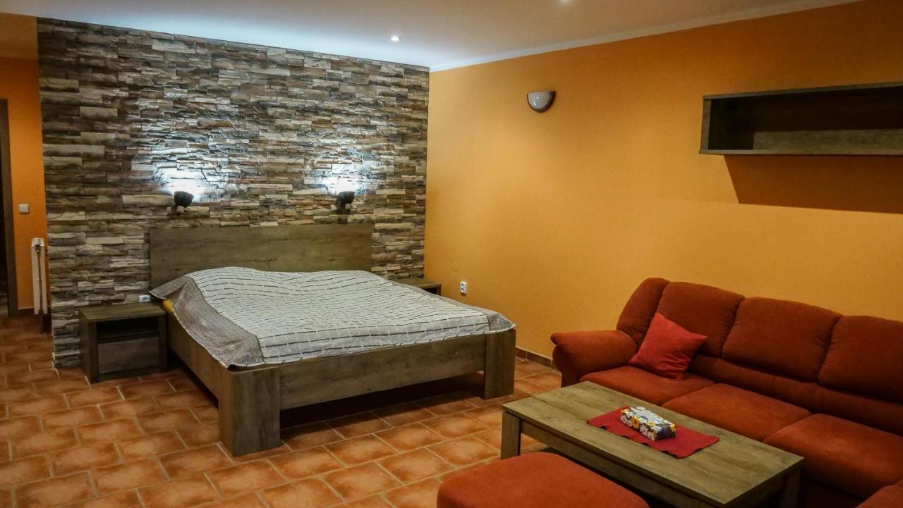 Penzion Na Hradbach Louny Luaran gambar